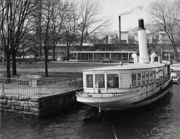 "Wollishofen", Zürich - Dampfschiff am Steg, im Hintergrund die Freizeitanlage; um 1970