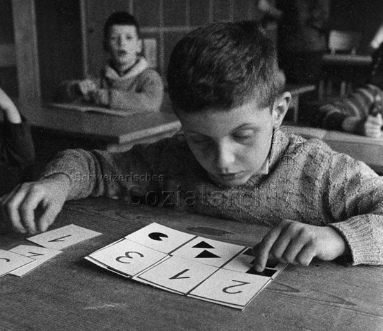 Junge beim Lernen im Schulunterricht; um 1970