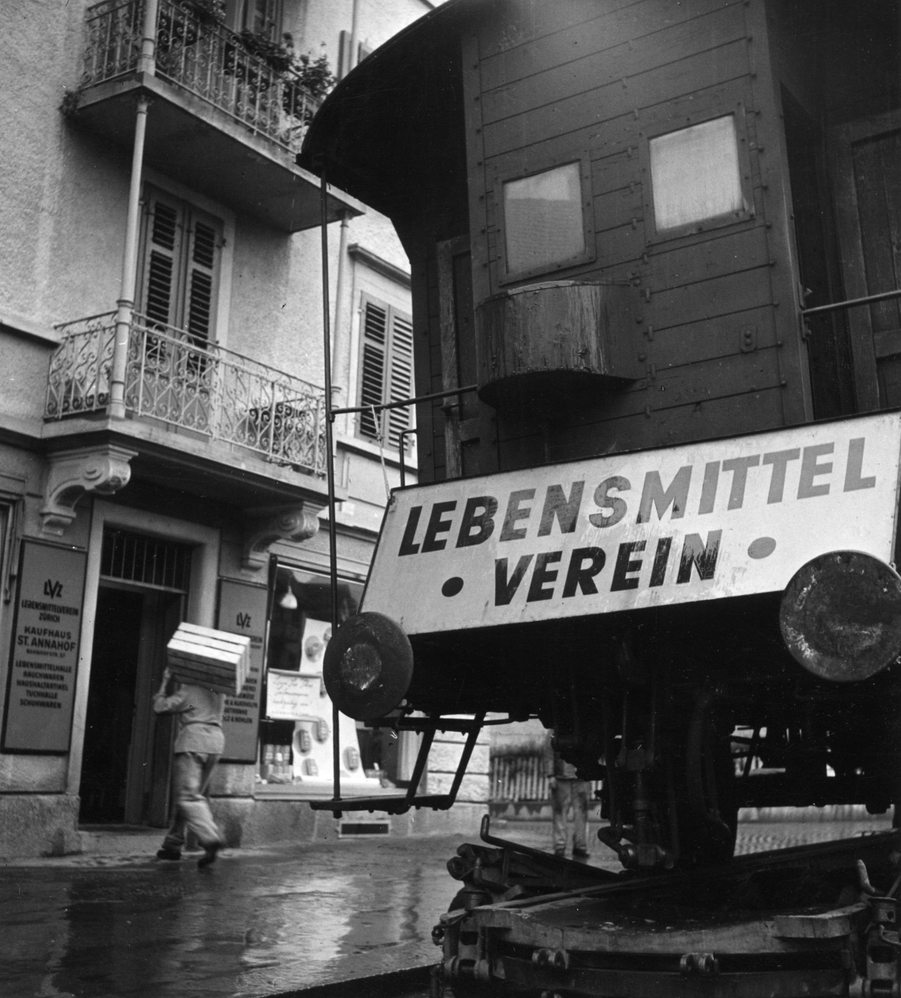 Lebensmittelverkauf des Lebensmittelverein Zürich LVZ ab Tram in Zürich: Filialanlieferung per Tram