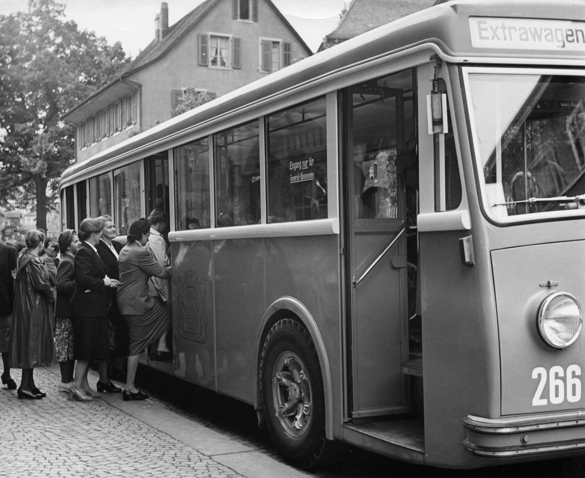 Frauen besteigen einen Extrabus
