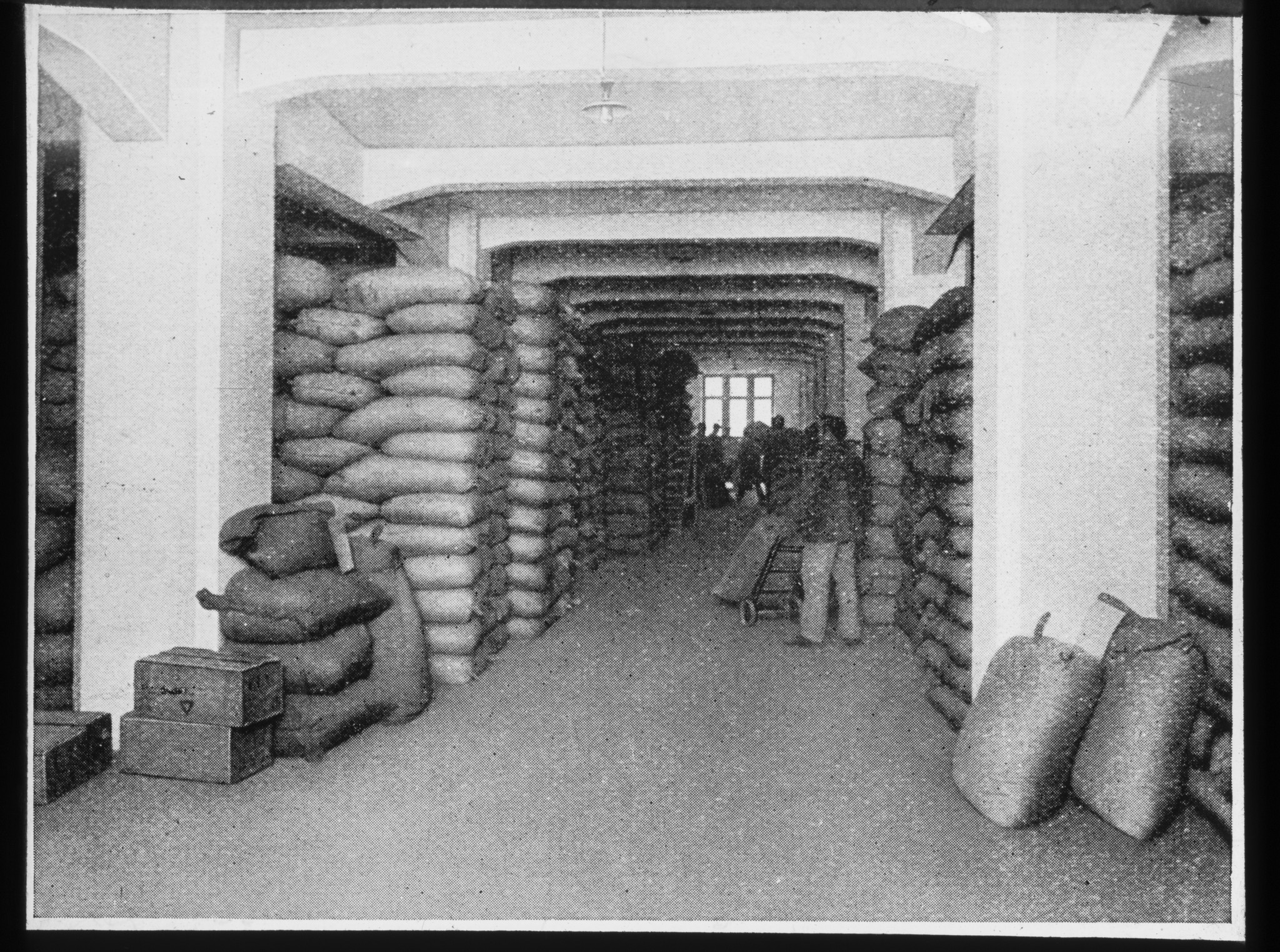 Dia: Gestappelte Säcke im Rohkaffeelager des V.S.K. (Verband schweizerischer Konsumvereine) in Pratteln.