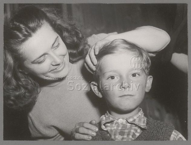 Flüchtlinge Zweiter Weltkrieg: Frau, Knabe, um 1945