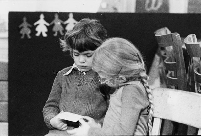 "Kindergarten" - Kinder beim Spielen; um 1980