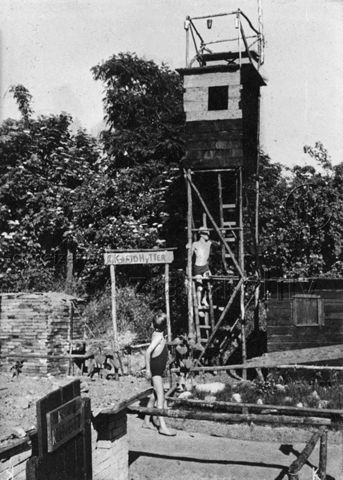 "Kopenhagen - Auf einem dänischen 'Skrammelplads': Buben und Mädchen konstruieren mit altem Baumaterial, das ihnen Baufirmen schenken, die schönsten architektonischen Wunderwerke"; um 1970