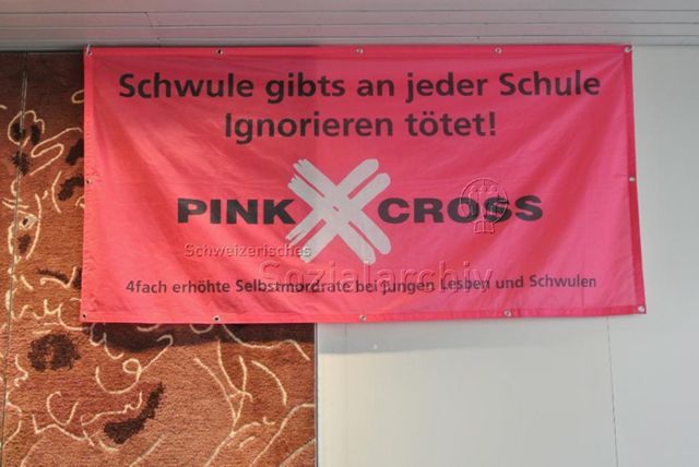Generalversammlung des Pink Cross (2013, Bern) – "Schwule gibts an jeder Schule – Ignorieren tötet! – Pink Cross – 4fach erhöhte Selbstmordrate bei jungen Lesben und Schwulen"