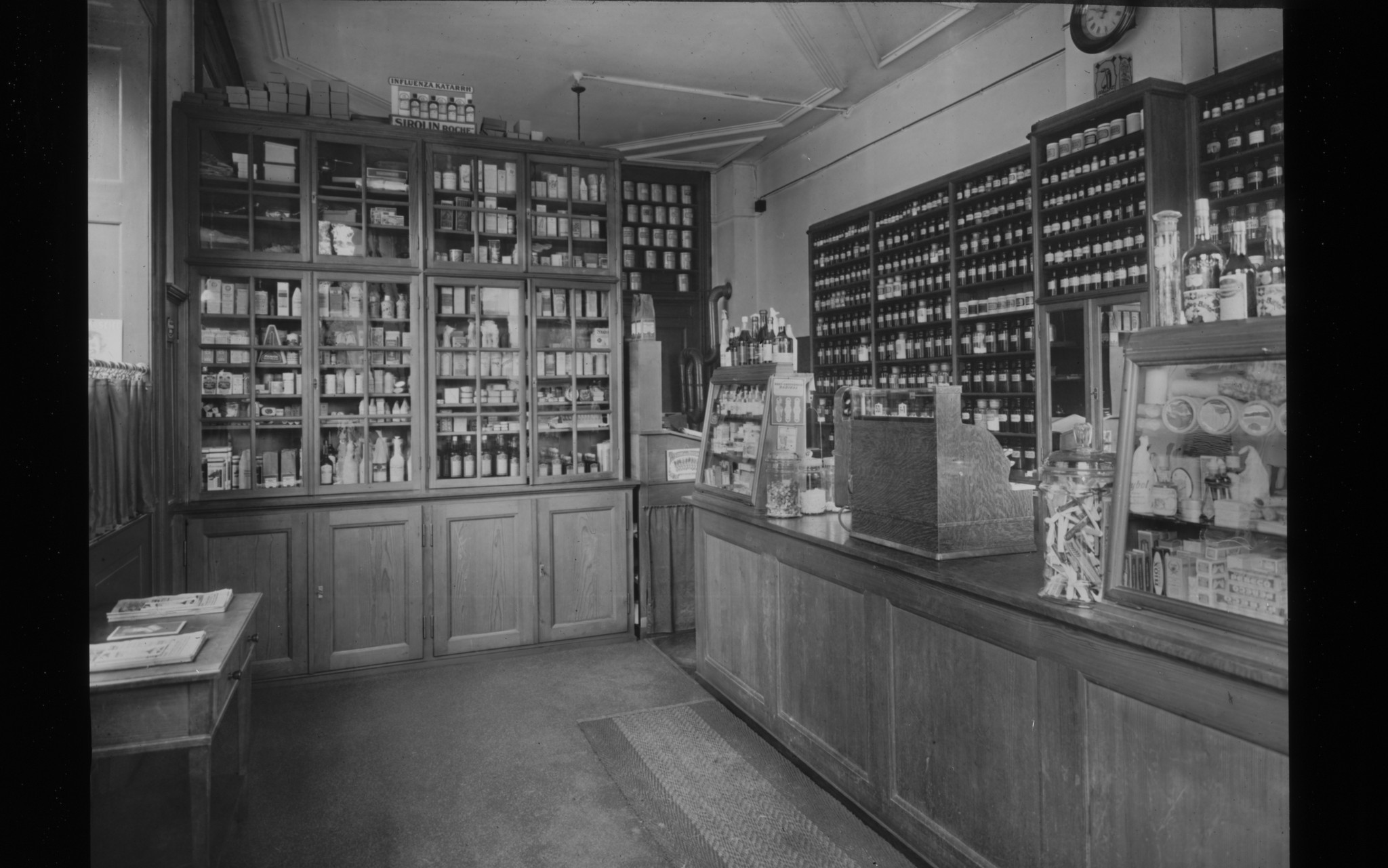 Dia: Innenansicht: Genossenschaftsapotheke Zürich, Langstrasse 39.