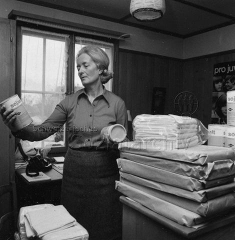 Frau begutachtet "Sojamalt"; um 1965