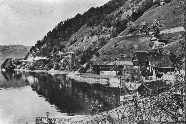 "Jugendherberge Rotschuo", Gersau - Ansicht der Herberge am Seeufer; um 1955