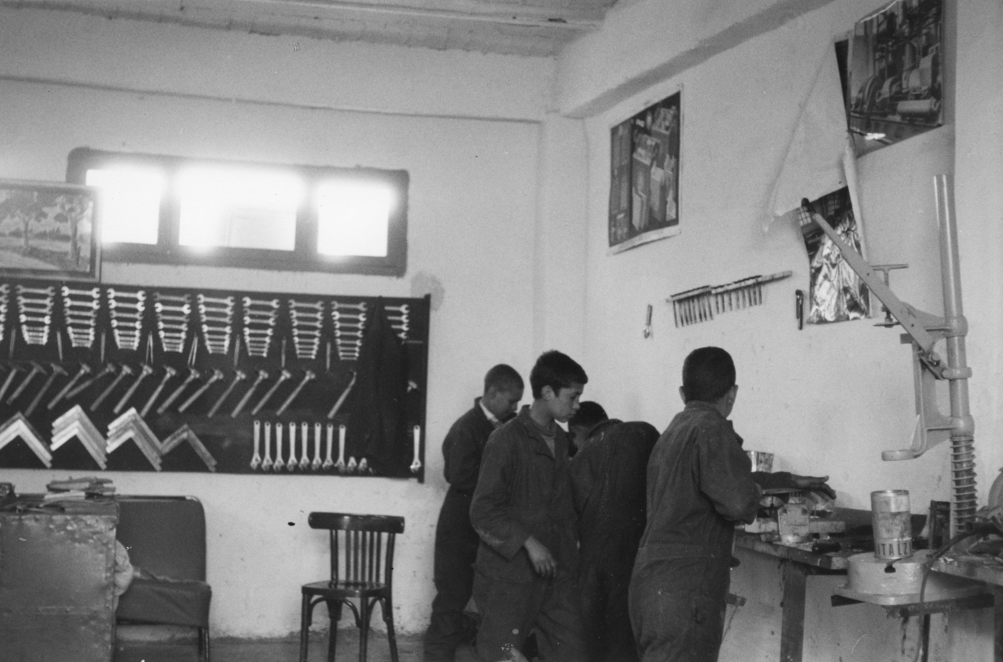 "Schweiz. Arbeiter-Hilfswerk: Berufsbildungszentrum "Aissat Idir" in La Marsa (Tunis): In der Schlosserei"; vier Knaben arbeiten in der Werkstatt