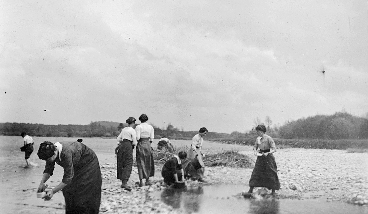 Wandervögel der Ortsgruppe Winterthur bei der Thurmündung, zum Teil beim Abwaschen des Geschirrs (vermutlich Essnäpfe) (1919)