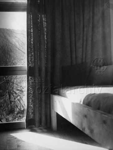 Bosco della Bella, Feriendorf für kinderreiche Familien, Innenaufnahmen - Bett vor dem Fenster, halb zugezogener Vorhang; um 1970