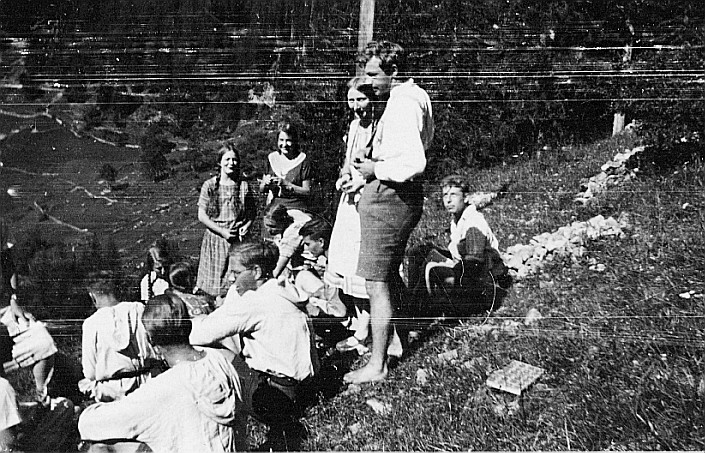 Wandervogel-Führerlager Egschi im Safiental: Wandervögel sitzen oder stehen auf der Wiese (1926)