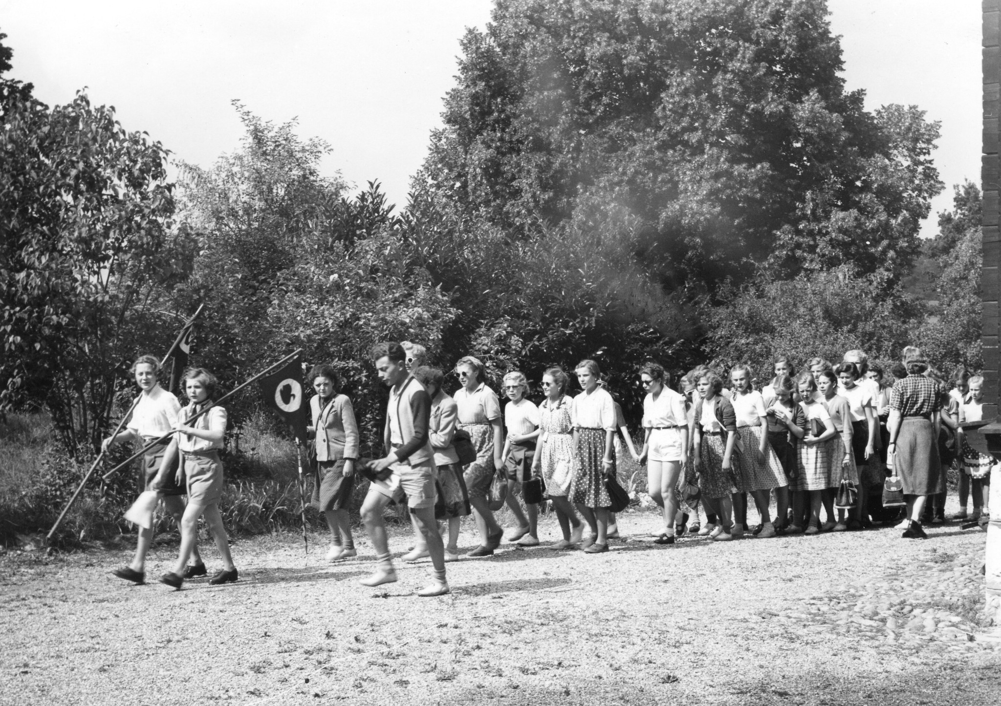 "La Fenière", Collex b. Genf, Belgierkolonie, Sommer 1950"; Kinder unternehmen einen Spaziergang