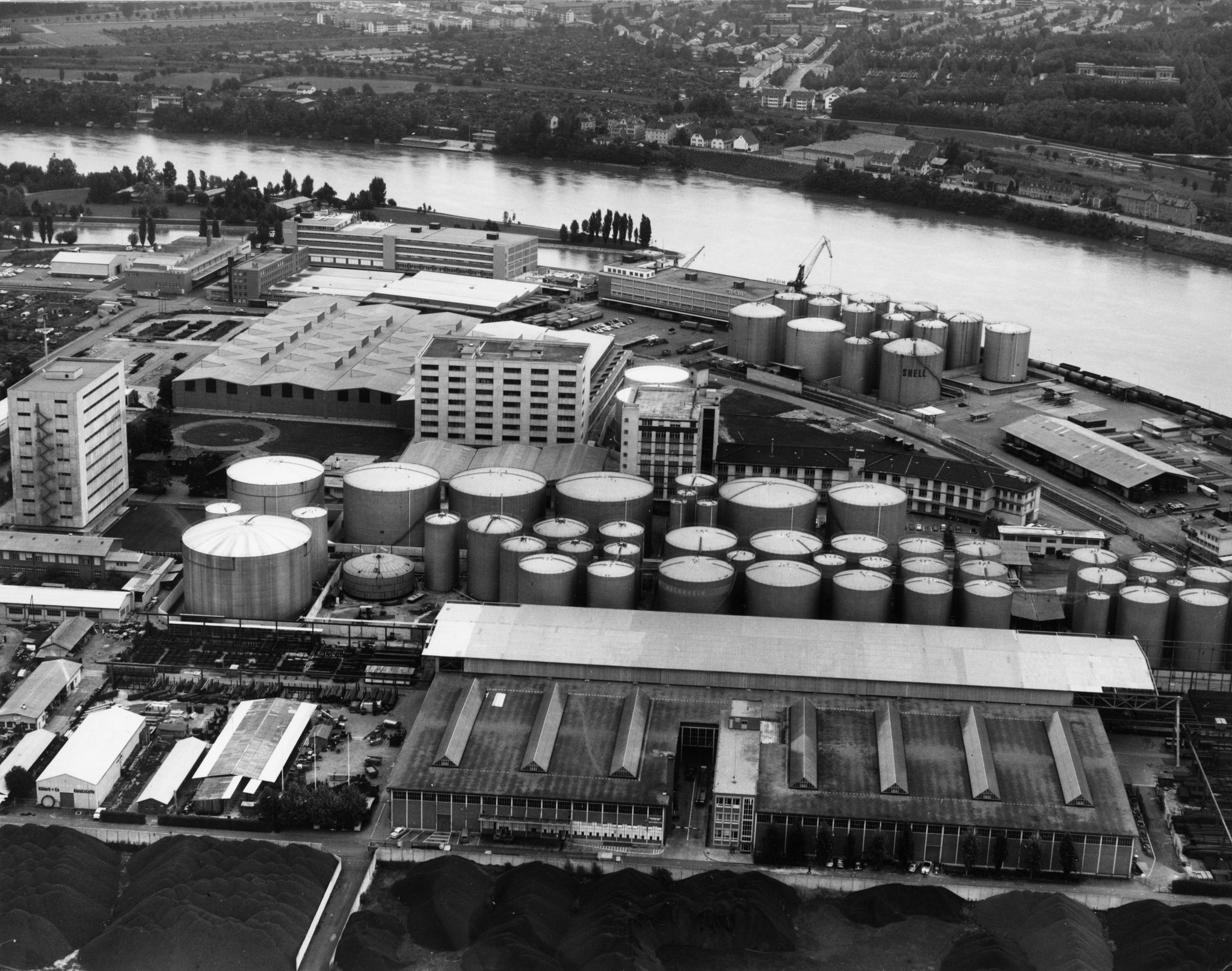 Lagergebäude am Rheinhafen in Birsfelden, Luftaufnahme