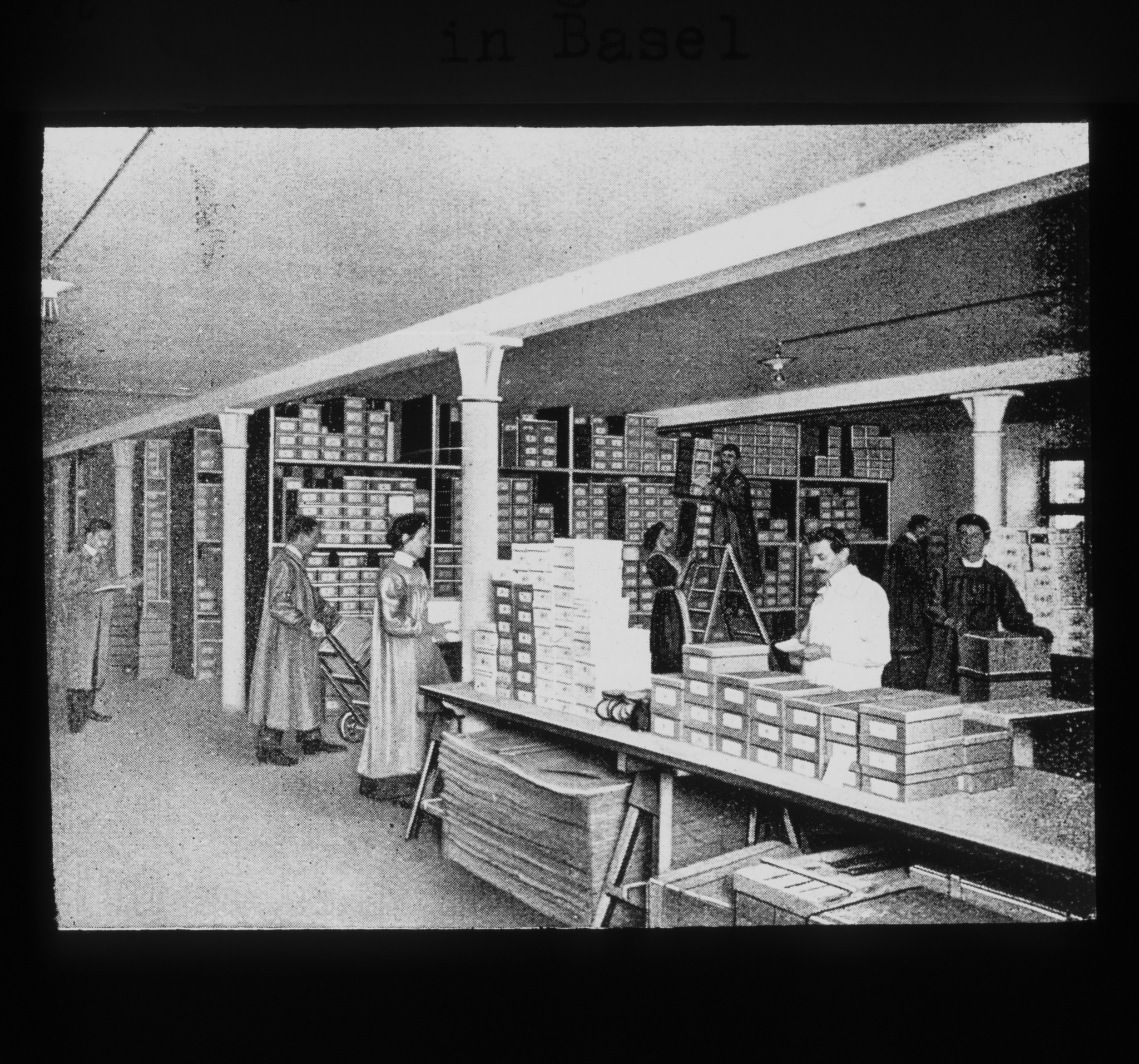 Dia: Angestellte beim Arbeiten im Schuhlager des V.S.K. (Verband schweizerischer Konsumvereine) in Basel.