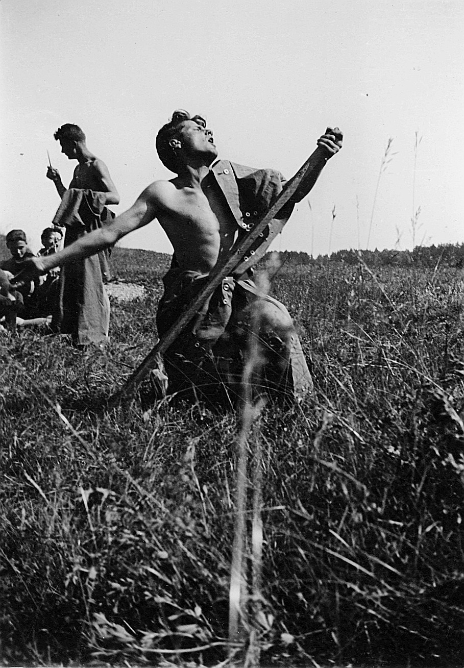 Verkleidete Wandervögel bei einer Theateraufführung (vermutlich) im Freien (Juni 1932)