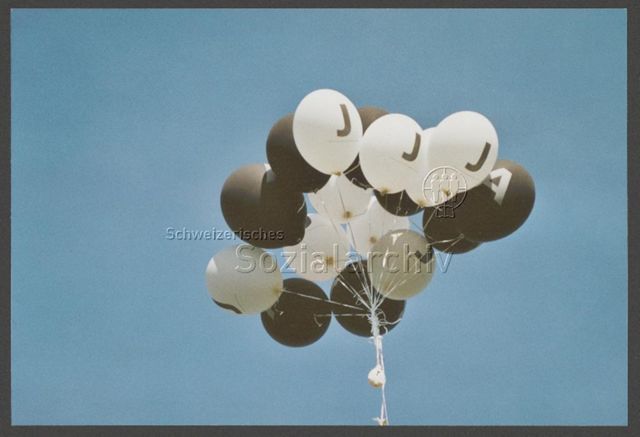 Aktion der HAZ: "Rainbow-Wolke of Love" im Vorfeld der kantonalen Abstimmung zum Partnerschaftsgesetz (08.09.2002) – J/A-Ballons<br><br>