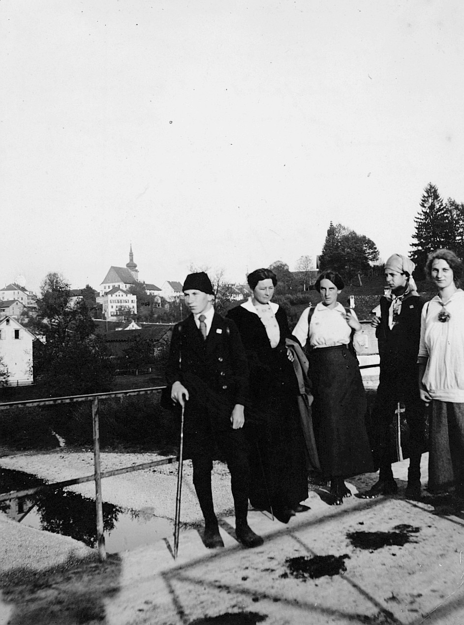Wandervögel der Ortsgruppe Amriswil auf der Thurbrücke Bischofszell (1915)