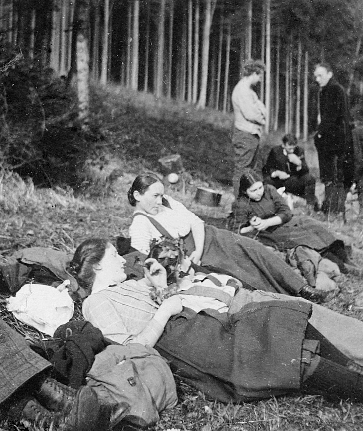 Wandervögel liegen oder stehen auf der Wiese in der Nähe eines Waldes (1918)