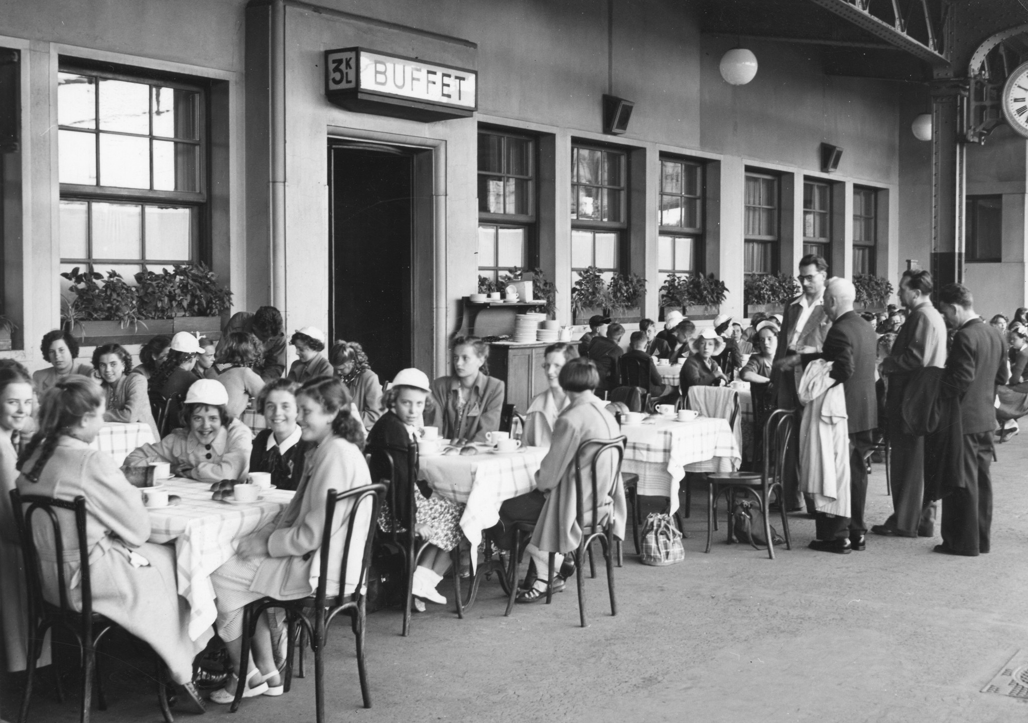 "Belgierkolonie Sommer 1950, Ankunft in Basel"; Kinder sitzen vor einem Restaurant