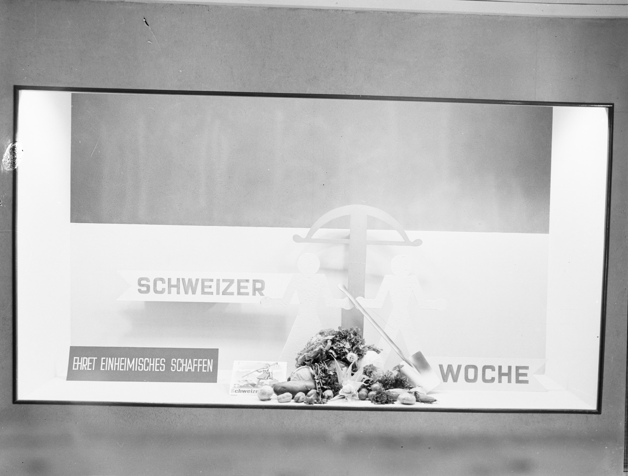 Schaufenster Filiale LVZ: "Schweizer Woche - Ehret einheimisches Schaffen"