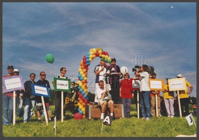 Aktion der HAZ: "Rainbow-Wolke of Love" im Vorfeld der kantonalen Abstimmung zum Partnerschaftsgesetz (08.09.2002) – Röbi Rapp und Ernst Ostertag mit Megaphon<br>
