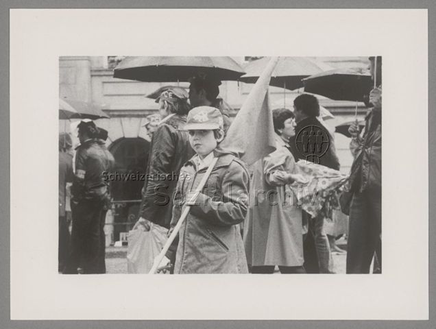 1. Mai, Umzug, Kind mit Fahne und "PCE"-Mütze (Partido Comunista de España), Zürich, 1979