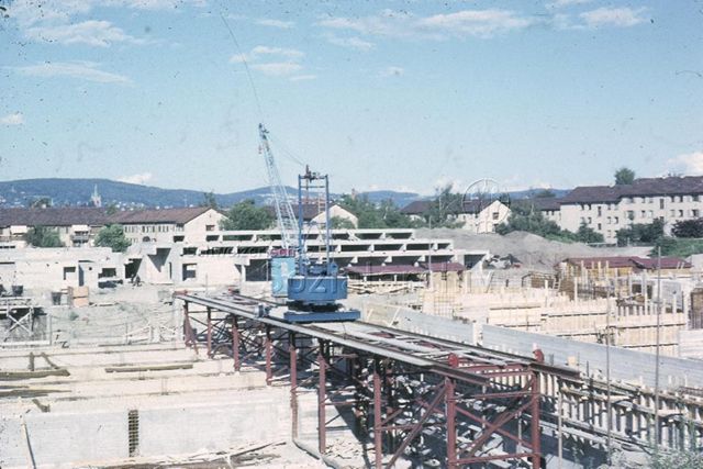 "Freizeitanlagen, Gemeinschaftszentren: Bauplatz für Sportanlage Heuried, Zürich, 1963" - Blick in die Baustelle, in der Mitte steht ein blauer Kran