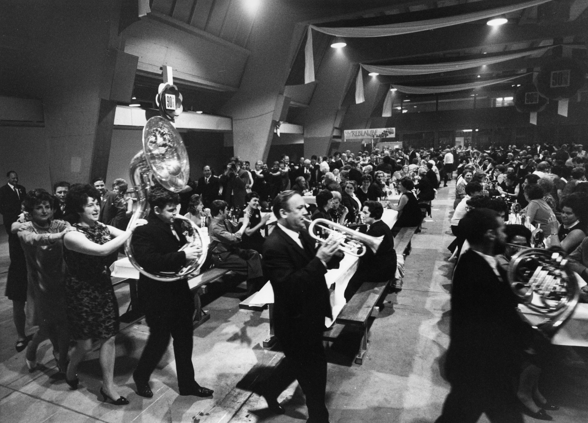 Jubiläum 90 Jahre Lebensmittelverein Zürich 1968: Polonaise von Musikern und Besuchern in einem Festsaal