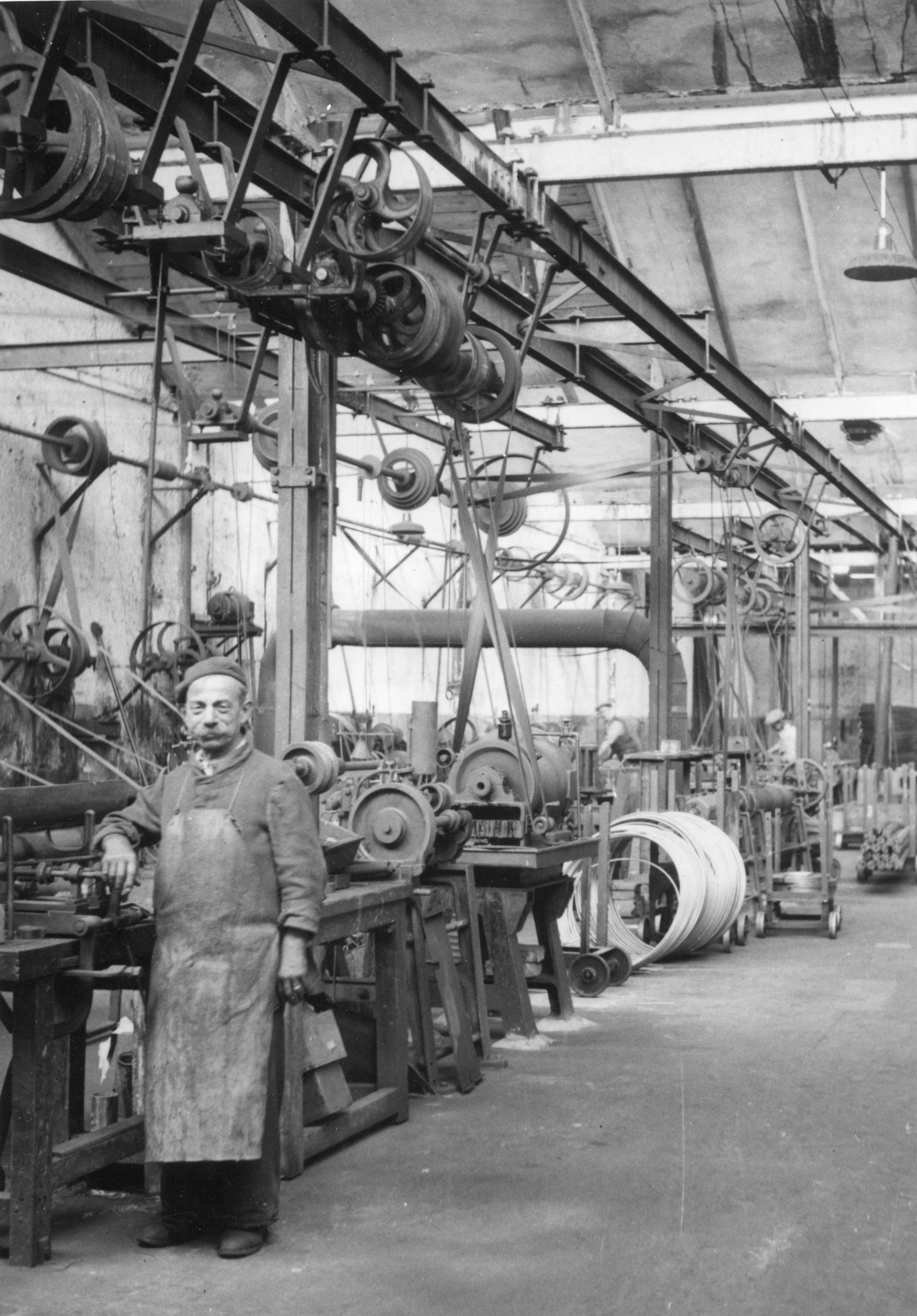 "Lyon 1945. Ansicht der Fabrik TESTE." Arbeiter bei Maschinen in zerbombter Fabrik