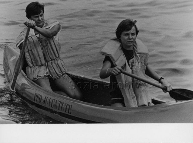 "FZA Aktion Flussfahrt", wahrscheinlich in Zürich - Zwei Jungen beim Rudern; um 1980