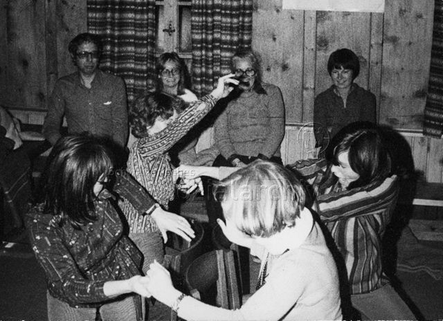 "Elternbildung, Einführungskurs in Davos" - Eltern bei einem Spiel; 1975