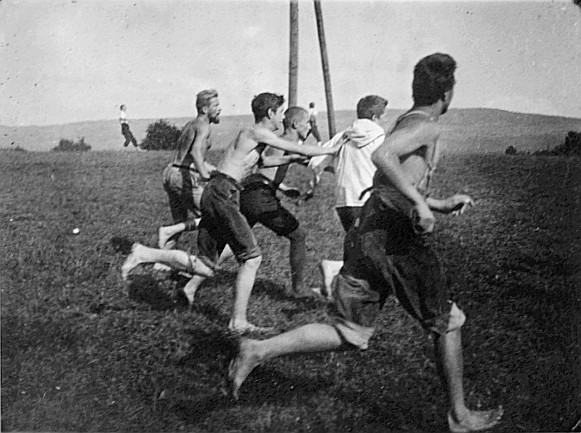 Wandervögel, zum Teil mit nacktem Oberkörper, rennen auf der Wiese (vermutlich beim Spielen) - Führertag Fischbach (Herbst 1919)