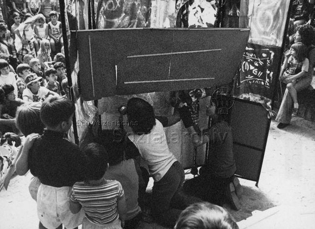 "Spielaktion Le Lignon GE" - Kinder führen Puppentheater auf; 1975