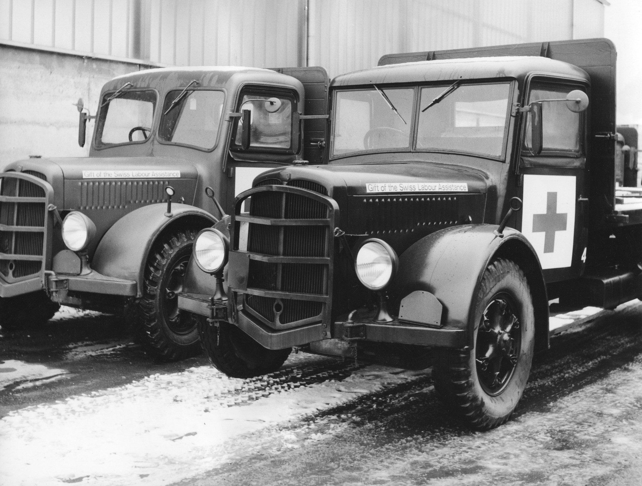 "Bangladesh: Swiss Truck Team Oktober 1972"; zwei Hilfsgüterlastwagen von der SAH gesponsert: "Gift of the Swiss Labour Assistance"