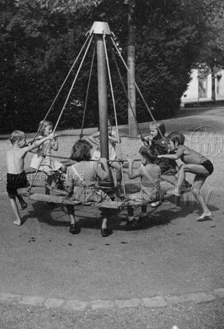 "Schützenmatt-Park, Basel" - Kinder auf Karussell; um 1970