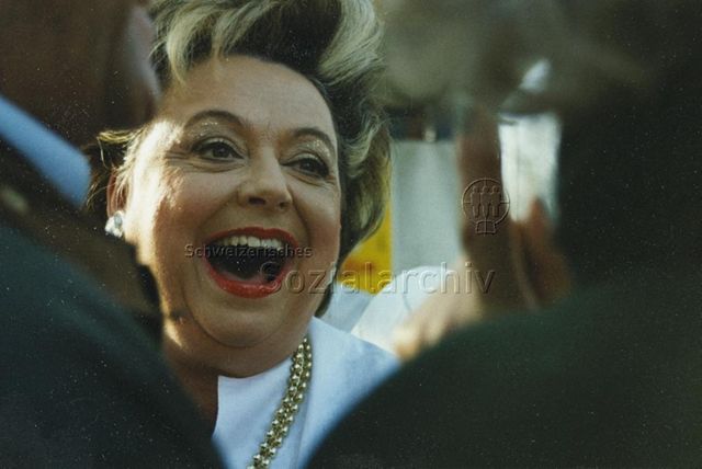 Nella Martinetti, wahrscheinlich an einer Weihnachtsverkaufsaktion, Zürich; 1998