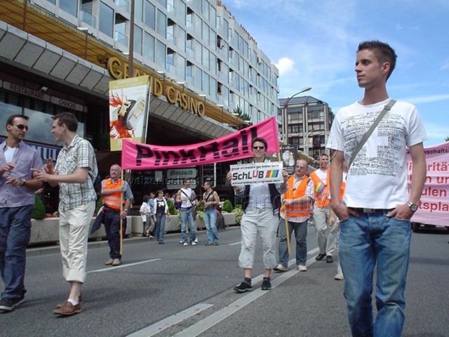 Pride Romande 2004 (10.07.2004, Genf) – "PinkRail", "Schlub – groupe universitiaire gay-lesBien berne / schwul-lesbische Unigruppe Bern", Demonstrierende