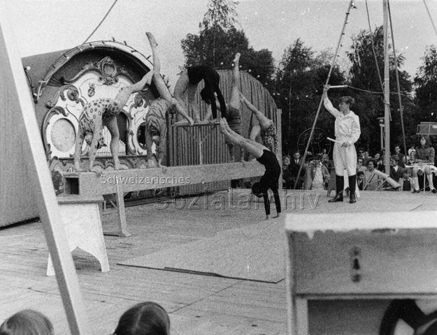 "Freizeitanlage", Zirkus - Jugendliche turnen bei einer Vorstellung auf dem Schwebebalken; um 1970