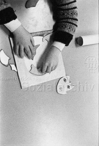 "Kindergarten" - Kind setzt Puzzle zusammen; um 1980