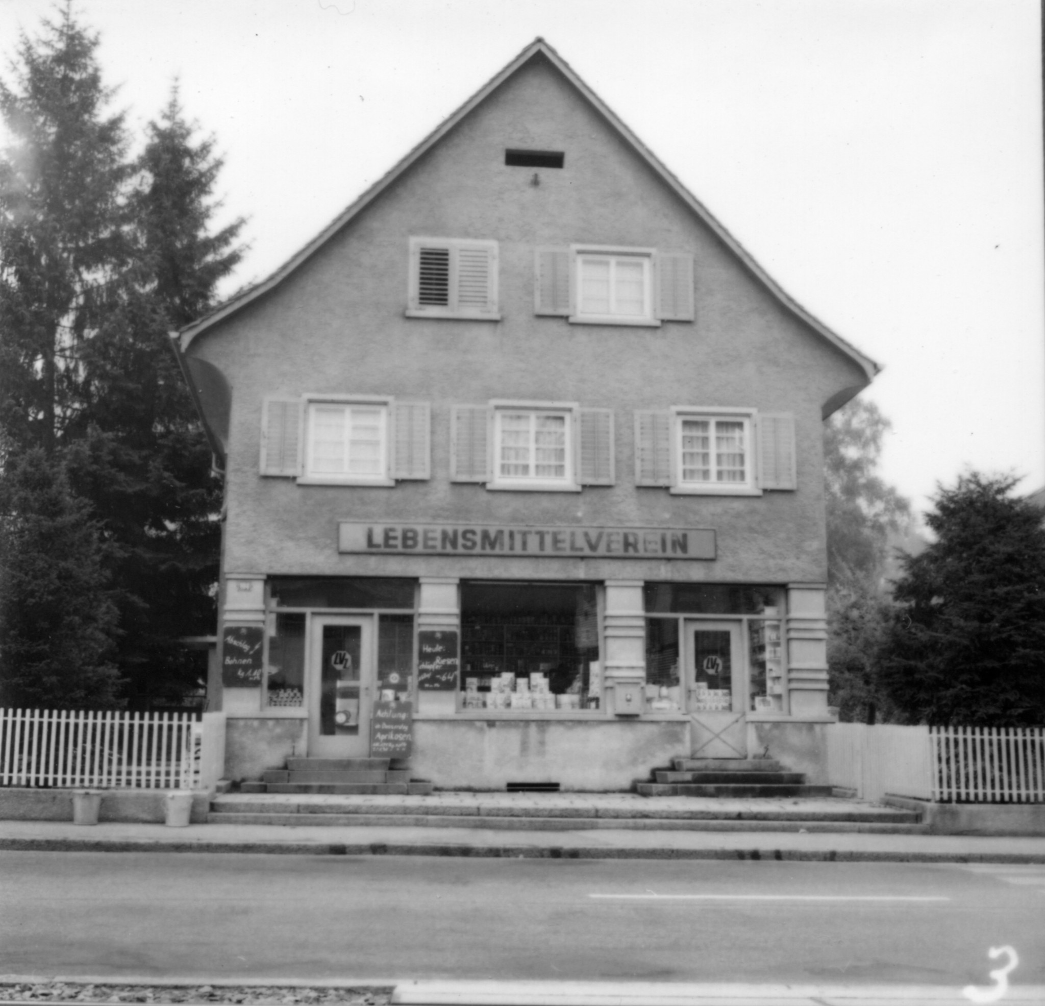 Laden des Lebensmittelvereins Zürich an der Forchstrasse 104 in Zollikerberg: Aussenansicht