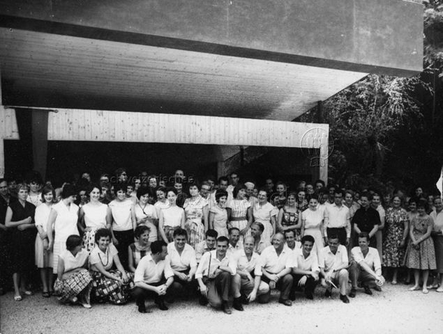 Bosco della Bella, Feriendorf für kinderreiche Familien, Eröffnung - Gruppenfoto von Mitarbeitenden oder Gästen; 1962