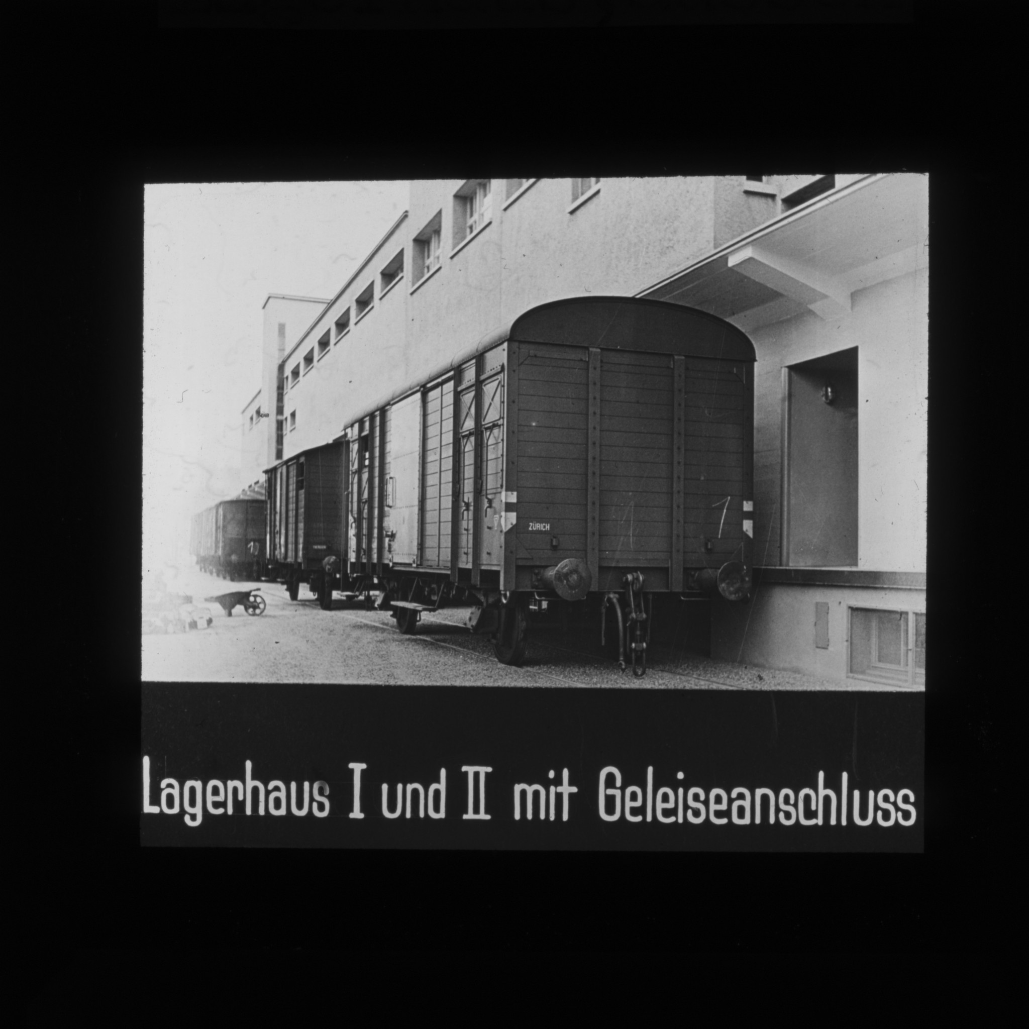Dia: Zug-Güterwagen bei der Rampe eines Lagerhauses des LVZ an der Turbinenstrasse: "Lagerhaus I und II mit Geleiseanschluss"