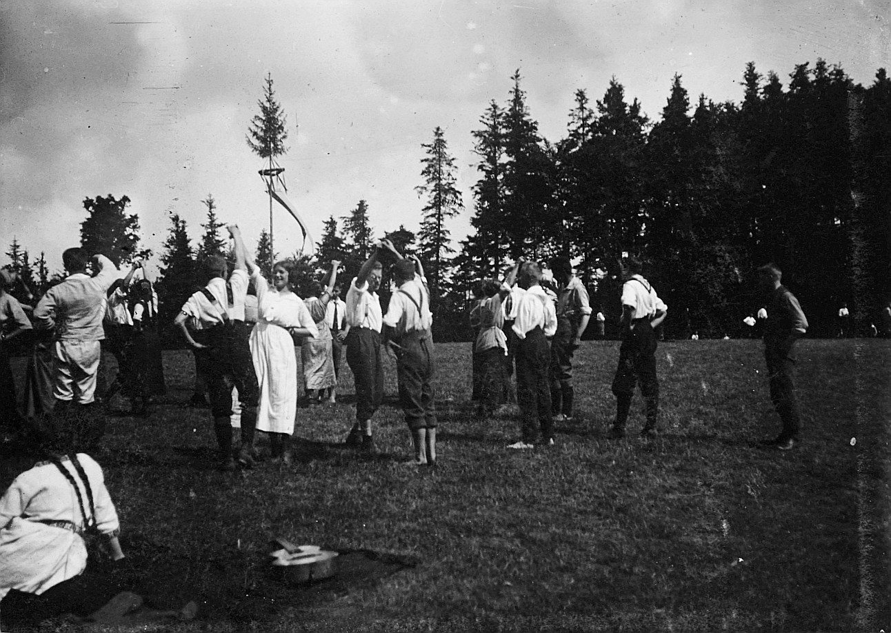 Wandervogel-Landsgemeinde auf dem Bantiger bei Bern - Frauen und Männer tanzen zu zweit im Freien (Pfingsten 1914)