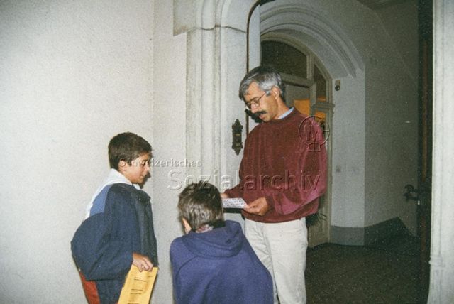 Zwei Kinder verkaufen einem Mann Briefmarken, "Verwendung für pj-info 4/95"; 10.08.1995