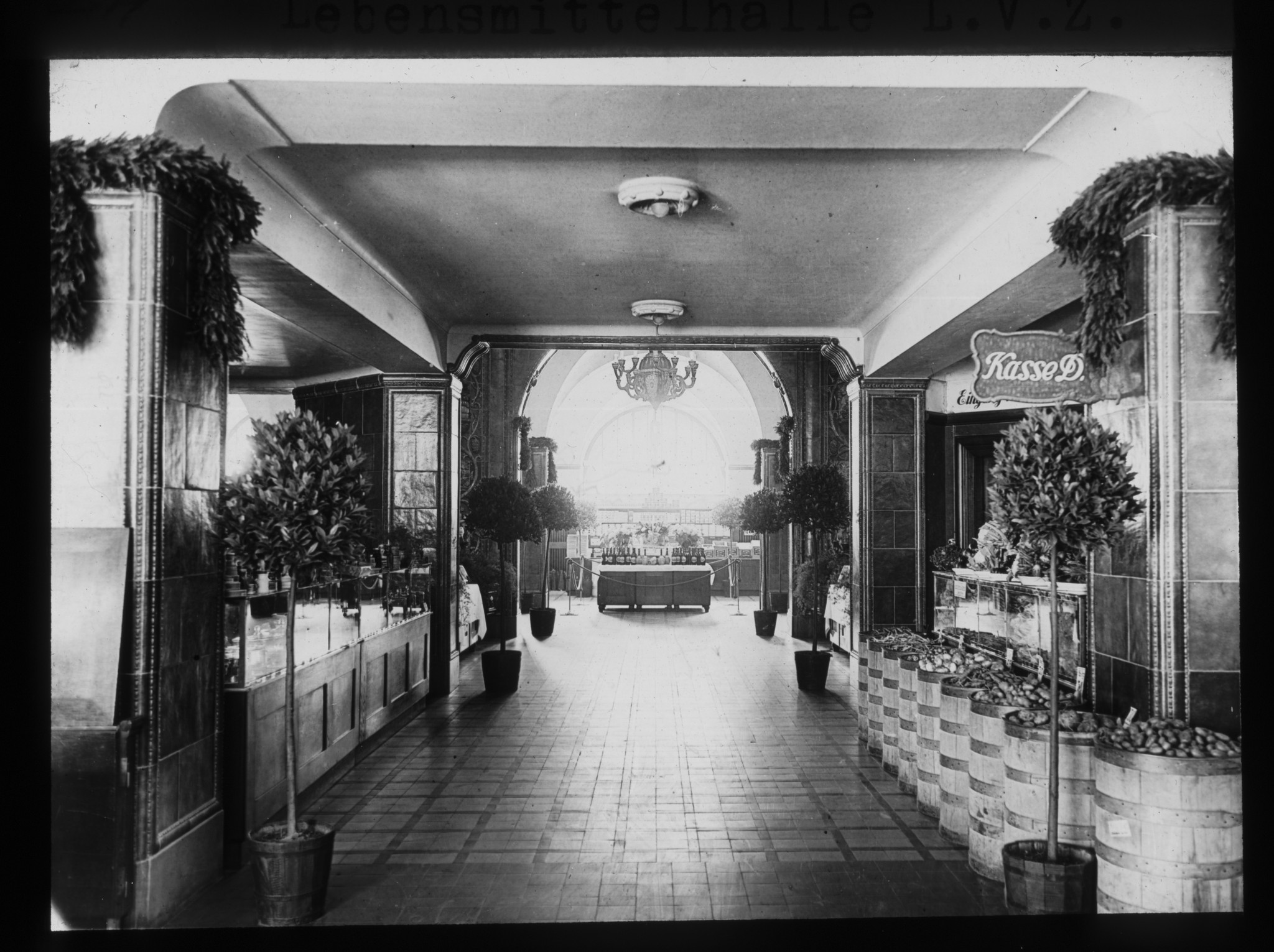 Dia: Lebensmittelhalle im St. Annahof.