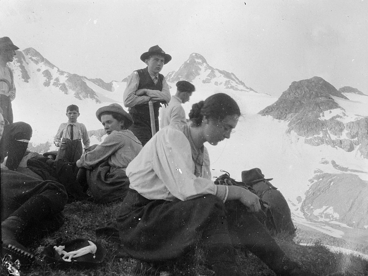 Auf dem Jöriflesspass (Graubünden): Rast der Wandervögel in Graubünden (zwei Kinder anwesend) - Grosse Fahrt von Emmi Bloch (1887-19