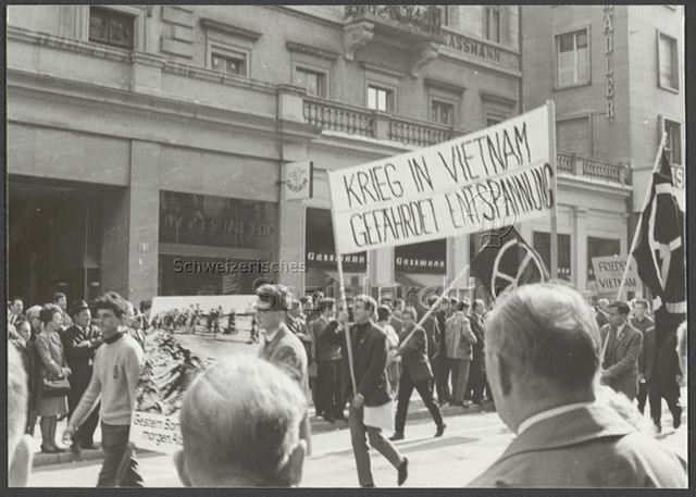 Transparent "Krieg in Vietnam gefährdet Entspannung", Friedensfahnen