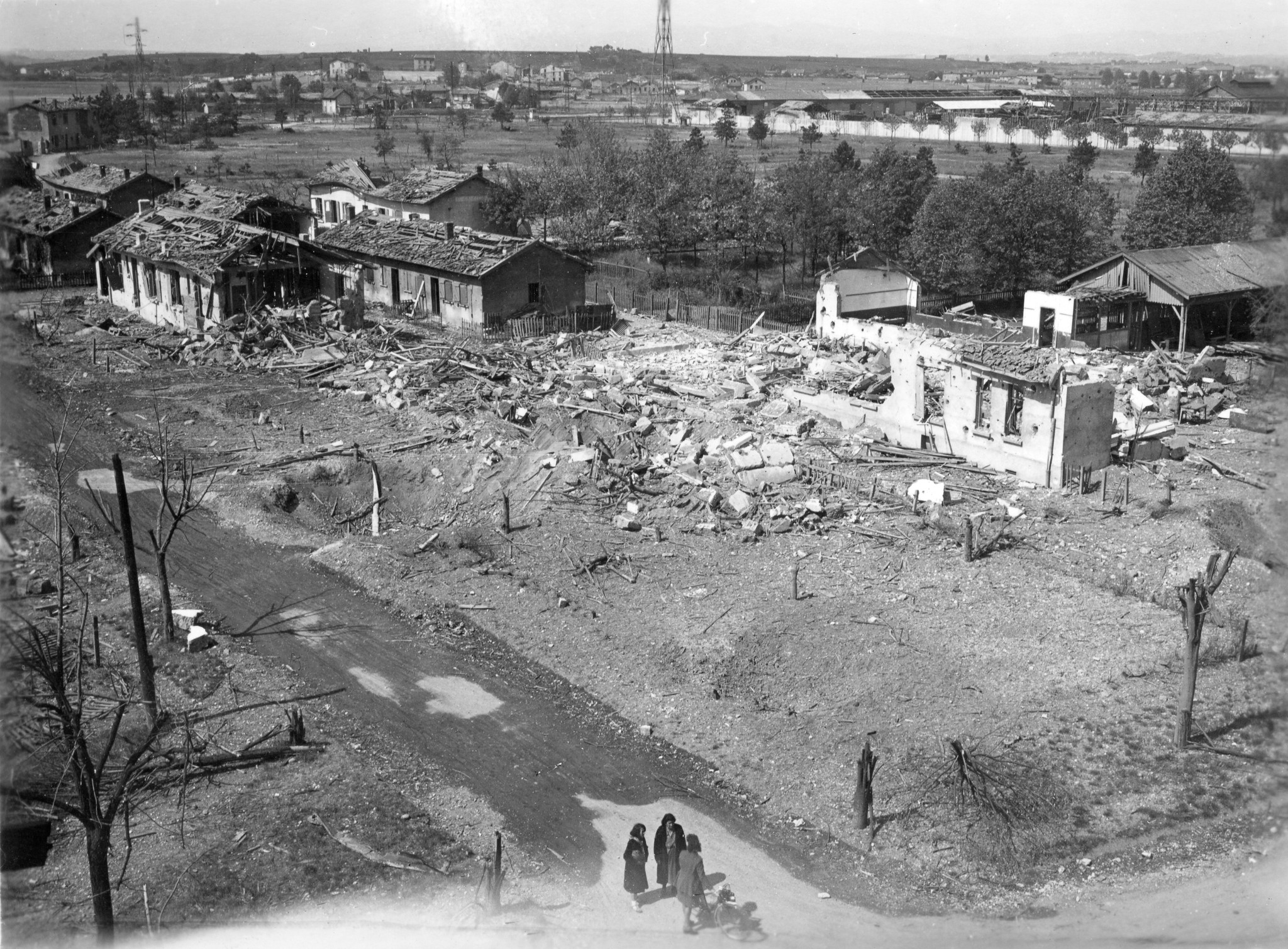 "Les Ecoles" in "Lyon-Vénissieux, Cité Berliet", Zerbombte Schulgebäude