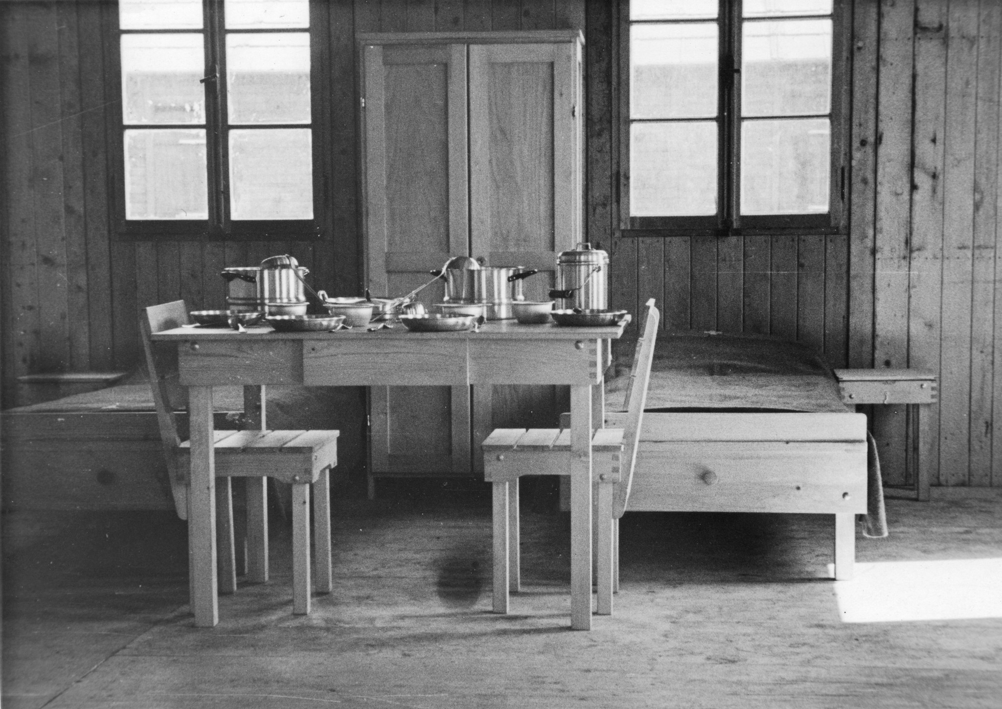 "AERMO-Möbel-Ausstellung", Bett, Schrank, Tisch, Stühle und Küchengeschirr, in der Schweiz, 1945